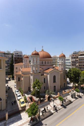 Big Stylish 2BR Apt City Views 3 Min Walk to Sea
