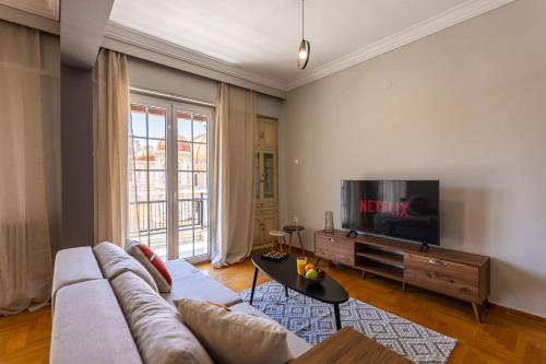 TV a/nebo společenská místnost v ubytování Big Stylish 2BR Apt City Views 3 Min Walk to Sea
