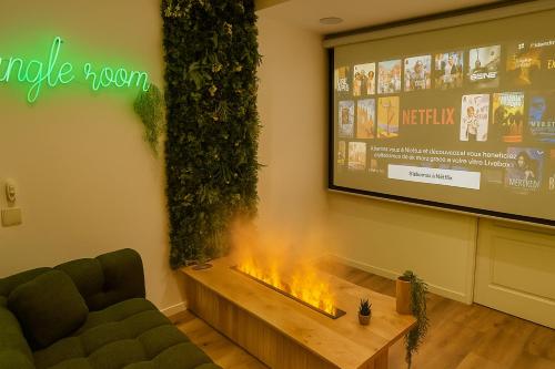 TV/trung tâm giải trí tại Jungle Room - Sauna, Jacuzzi, Cinéma - Hyper Centre