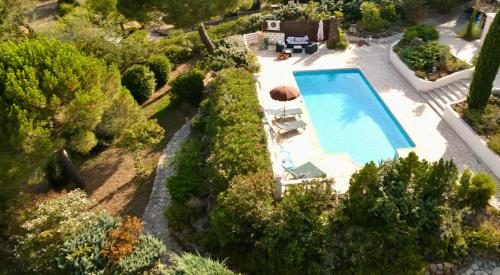 une vue aérienne d'une piscine dans un jardin dans l'établissement l'Escale JALS, à Roquebrune-sur Argens