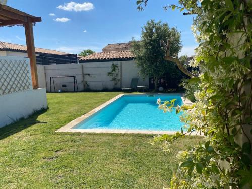 une piscine dans la cour d'une maison dans l'établissement Home, à Pélissanne