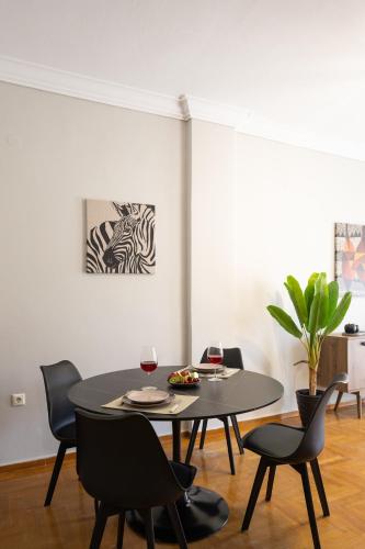 Big Stylish 2BR Apt City Views 3 Min Walk to Sea