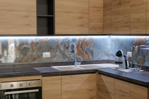 una cocina con fregadero y encimera en Edy sweet house, en Castro di Lecce