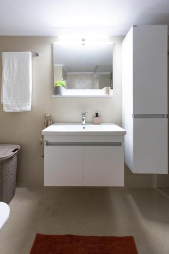 Big Stylish 2BR Apt City Views 3 Min Walk to Sea