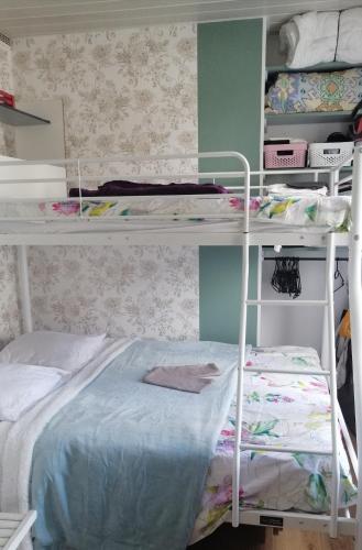 - une chambre avec des lits superposés et une étagère dans l'établissement Les Lavandes Pornichet, à Pornichet