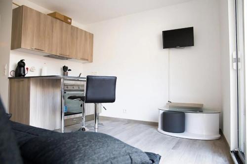 un salon avec un lit et une cuisine dans l'établissement Studio climatisé au calme, mezzanine et balcon, à Nice