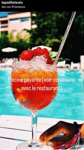 une boisson avec une paille dans un verre avec des fraises dans l'établissement Le 409 Climatisé, Rooftop, Parking, à 10 min du centre ville d'Aix en Provence, à Aix-en-Provence