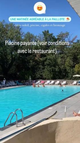 - un panneau indiquant la piscine d'un complexe dans l'établissement Le 409 Climatisé, Rooftop, Parking, à 10 min du centre ville d'Aix en Provence, à Aix-en-Provence