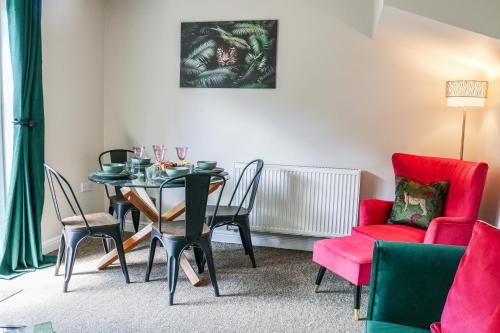 a living room with a dining room table and chairs at Stylish 2 Bedroom Property in Bury Saint Edmunds