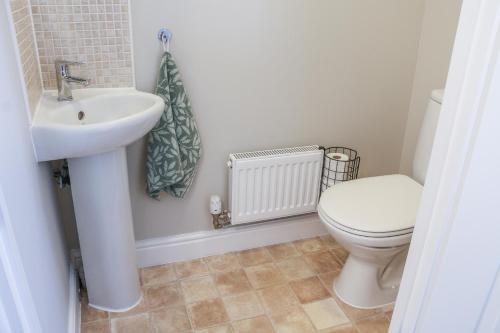 a bathroom with a sink and a toilet at Stylish 2 Bedroom Property in Bury Saint Edmunds