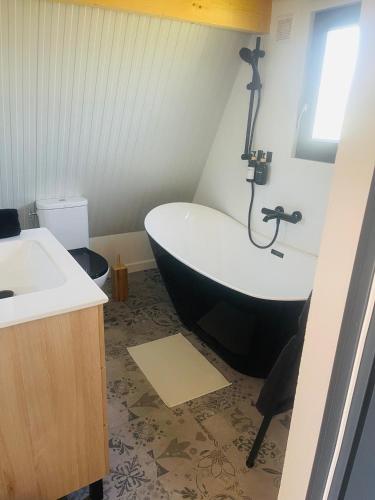 une salle de bain avec une baignoire et un lavabo dans l'établissement Lady Tipi 3, 