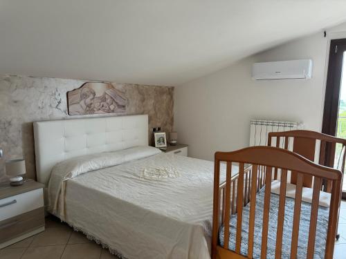 Marina di DavoliにあるLa perla del mareのベッドルーム1室(白いベッド1台、椅子2脚付)