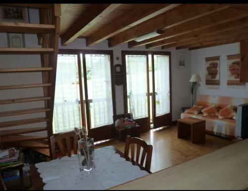un salon avec une table et des chaises et un salon dans l'établissement Estudio duplex en Sainte Leocadie, à Sainte-Léocadie
