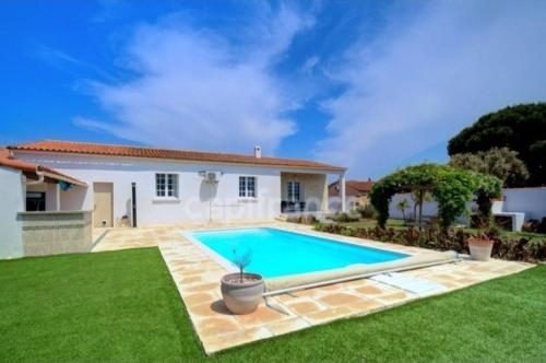 une piscine devant une maison dans l'établissement Petit cocon Douillet, à Fos-sur-Mer