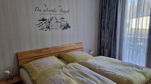 Ένα ή περισσότερα κρεβάτια σε δωμάτιο στο Urlaub unterm Reetdach Ferienwohnung 1