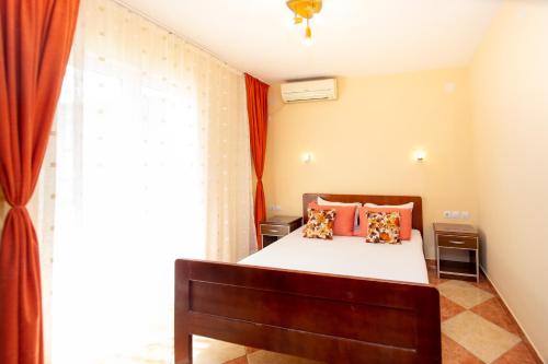 Ένα ή περισσότερα κρεβάτια σε δωμάτιο στο Apartmani Becici