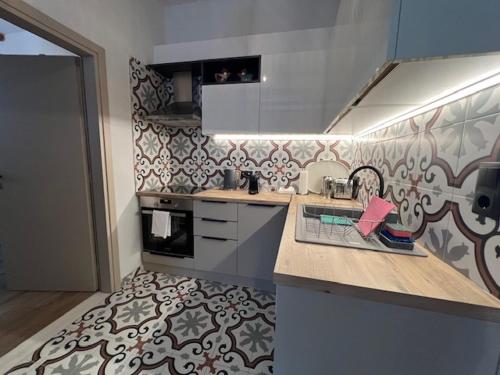 una cocina con fregadero y encimera en Magda’s little house, en Petra