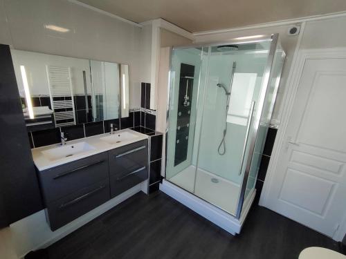 une salle de bain avec deux lavabos et une douche dans l'établissement Grand appartement L'Hélice - Vue port- 4 Chambres, à Boulogne-sur-Mer