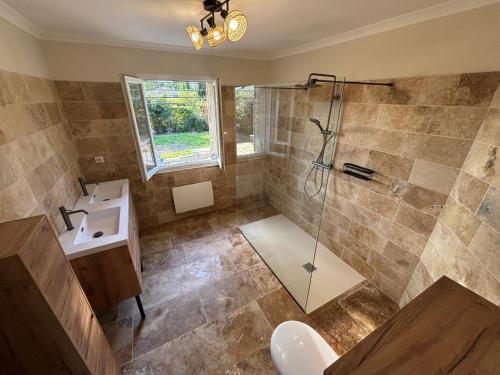 une salle de bain avec douche et lavabo dans l'établissement Maison de charme avec jacuzzi, vue sur Gordes à 5mn du centre du village, à Gordes