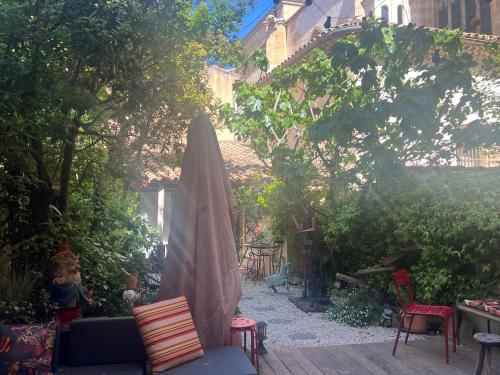 une terrasse extérieure avec des chaises et un parasol dans l'établissement françoise CAUWEL, à Aix-en-Provence