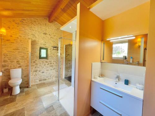 une salle de bain avec toilettes, lavabo et douche dans l'établissement Maison de famille aux portes de Sarlat, à Proissans