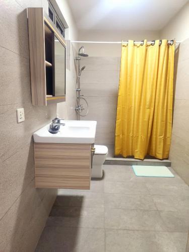 Ένα μπάνιο στο Modern 2-Bedroom Apart East