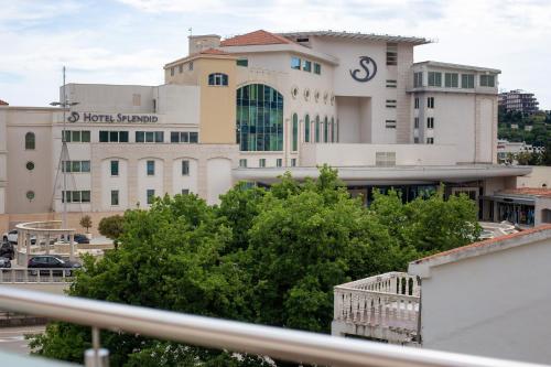 Το κτήριο όπου στεγάζεται  το διαμέρισμα
