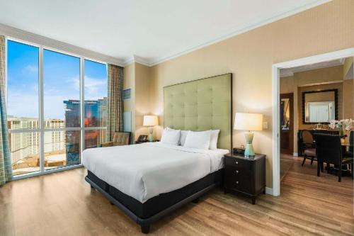 Postel nebo postele na pokoji v ubytování No Resort Fee Penthouse Balcony & Free Valet
