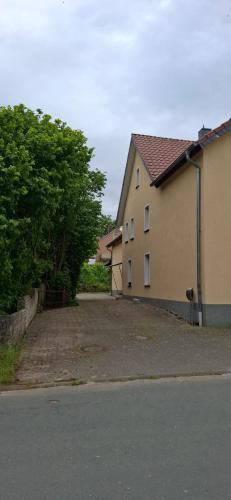 a house with a driveway next to a building at Ferienwohnung alte Backstube in Lage