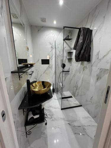 a bathroom with a sink and a glass shower at Core Salentino Rooms in Campomarino