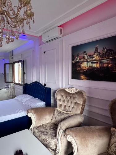 ティラナにあるLuxury room 007のベッドとソファと椅子のある寝室