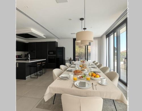 Luxury Villa with Breathtaking Views in Marbella By Lodgerstrip