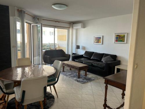 un salon avec un canapé et une table dans l'établissement Escale Port Fréjus vue Esterel, à Fréjus