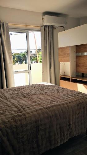 Un pat sau paturi într-o cameră la Hermoso departamento impecable