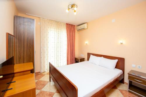 Ένα ή περισσότερα κρεβάτια σε δωμάτιο στο Apartmani Becici