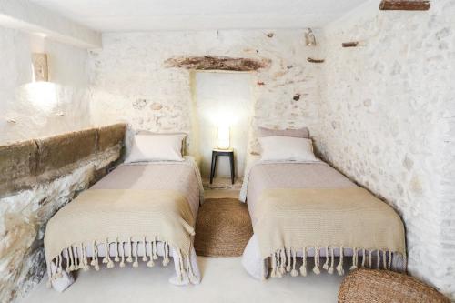 - 2 lits dans une chambre aux murs en pierre dans l'établissement La Grande Bergerie, à Saint-Saturnin-lès-Apt