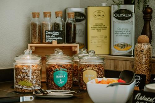 a counter with jars of food and a bowl of fruit at Hotel Jachtlust in Borne