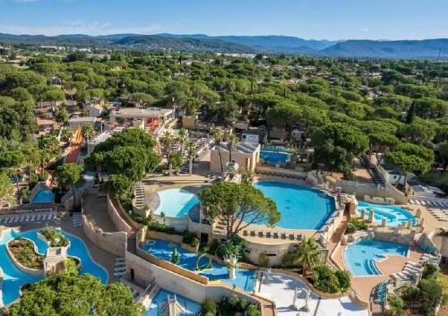 une vue aérienne d'un complexe avec deux piscines dans l'établissement Mobilhome 3 chambres 2 salles de bains, au Muy