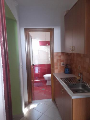 łazienka z prysznicem, umywalką i toaletą w obiekcie Flor Apartament w Sarandzie