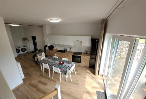 a kitchen and dining room with a table and chairs at Agroturystyka Błądkowo 20A, Dom 11 miejsc in Błądkowo
