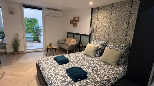 Un dormitorio con una cama con dos almohadas encima. en Le Petit Patio, en Aix-en-Provence