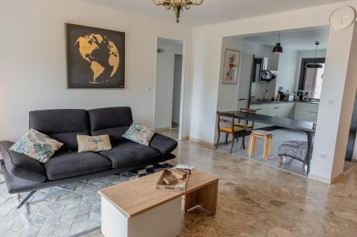 a living room with a couch and a table at Sagone Appartement T3 in Coggia