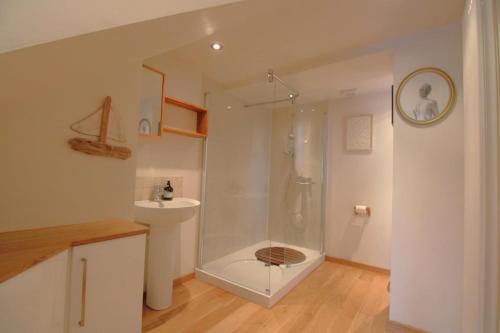un baño con ducha y lavabo en Beachfront Luxury Edwardian Retreat With Sea View, en Combe Martin