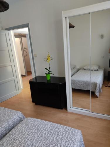 une chambre avec deux lits et un miroir dans l'établissement Vigie, à Soorts-Hossegor