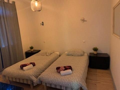 une chambre avec deux lits avec des serviettes dessus dans l'établissement Vigie, à Soorts-Hossegor