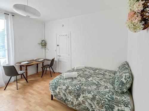 un salon avec un canapé et une table dans l'établissement Studio lumineux avec jardin commun à Tours, à Tours