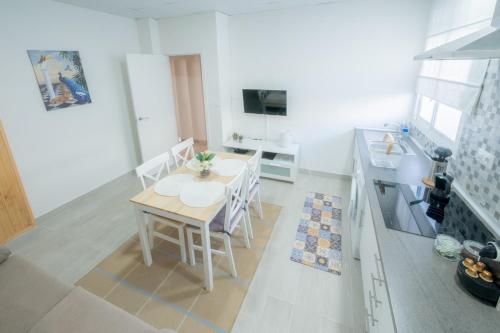 a kitchen and dining room with a table and chairs at GELVESTURIST 2 Free parking in Gelves