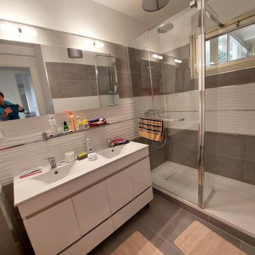 une salle de bain avec un lavabo et une douche dans l'établissement 54m2, clim, T2, centre BANDOL, terrasse, TOUT A PIED, à Bandol