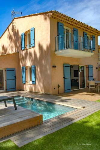 une villa avec piscine devant une maison dans l'établissement VILLAS Plages de la Nartelle- Sainte Maxime - piscines privées, à Sainte-Maxime