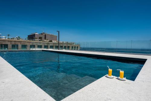 einen Pool mit zwei Getränken auf einem Gebäude in der Unterkunft Windsor Oceanico Hotel in Rio de Janeiro